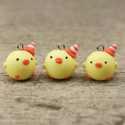 Duck Clay Sculpture, Duck Polymer Clay, Duck Clay Art, Air Dry Clay Duck, Keychain Diy Clay, Cute Clay Keychains, Polymer Clay Duck, Clay Charm Ideas, Clay Keychain Ideas