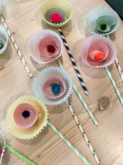 cupcake liner flowers drying Cupcake Paper Flowers, Flowers Diy Easy, Handmade Flowers Tutorial, Cupcake Liner Crafts, Cupcake Liner Flowers, Big Paper Flowers, Make A Bouquet, Cupcake Paper, Paper Flowers Diy Easy