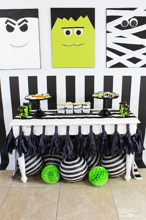 Monster Mash Party Ideas - Setting up the perfect kids Halloween Party! Monster Mash Party Ideas, Festa Hotel Transylvania, Target Party, Halloween Toddler Party, Monster Mash Party, Halloween 1st Birthdays, Halloween Themed Birthday Party, Halloween Infantil, Kids Halloween Party