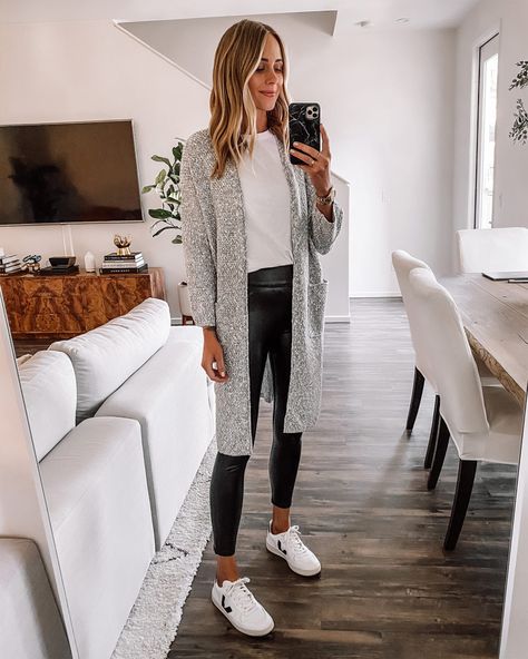 Cardigan And Leggings Outfit, Long Cardigan Outfit, Faux Leather Leggings Outfit, Outfits Leggins, Wfh Outfits, Outfit Elegantes, Boots 2020, Leather Leggings Outfit, Pleather Leggings