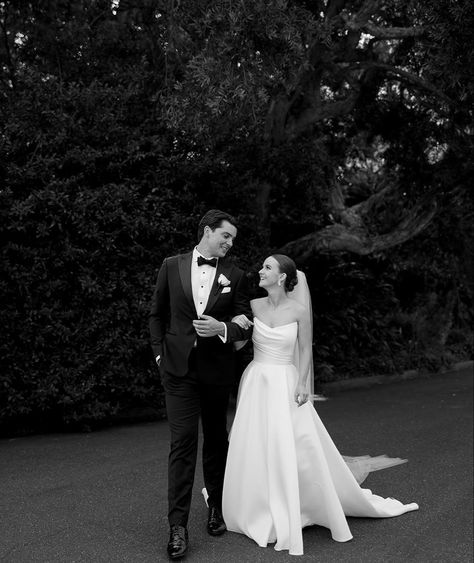 Wedding Photos Traditional, Ballgown Wedding Photos, Aisle Photos Wedding, Outdoor Wedding Photoshoot Ideas, High Contrast Wedding Photography, Wedding Photoshoot Garden, Wedding Photos Moody, Rainy Wedding Day Photos, Candid Bride And Groom Photos