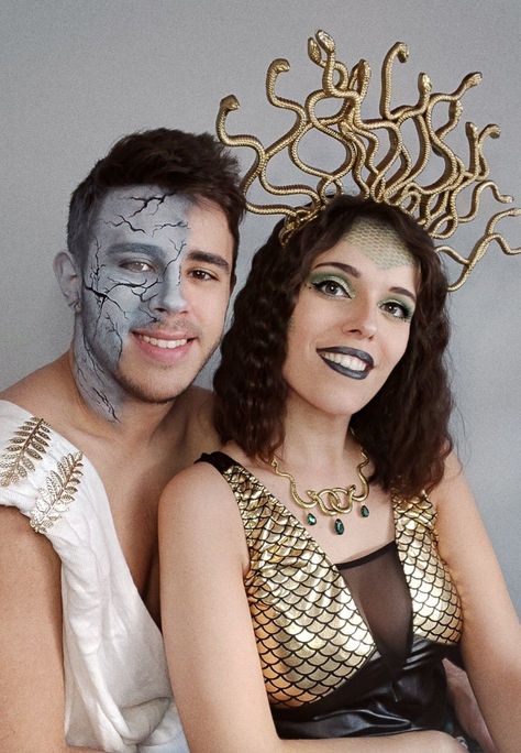 Medusa Duo Costume, Medusa Costume Outfit Couple, Medusa And Statue Halloween Costume, Male Medusa Costume, Medusa And Zeus Costume, Medusa Couples Halloween Costume, Couple Halloween Makeup Ideas, Medusa And Statue Costume, Medusa Costume Couple