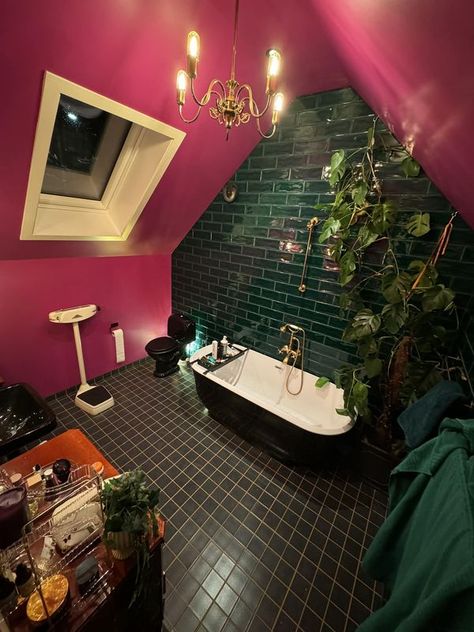 20s Bathroom, Jewel Tone Bathroom, Neon House, Eccentric Home, Stavanger Norway, Maximalist Home, Goth Home, Goth Home Decor, My Bathroom