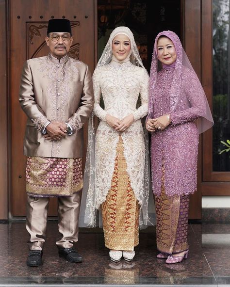 BOH !? on Instagram: “#studioboh #boh #akad #kebaya #hijab” Kebaya Nikah Modern, Outfit Wisuda, Hijab 2022, Kebaya Akad Nikah, Kebaya Nikah, Designer Lehnga Choli, Malay Wedding Dress, Kebaya Modern Hijab, Kebaya Akad