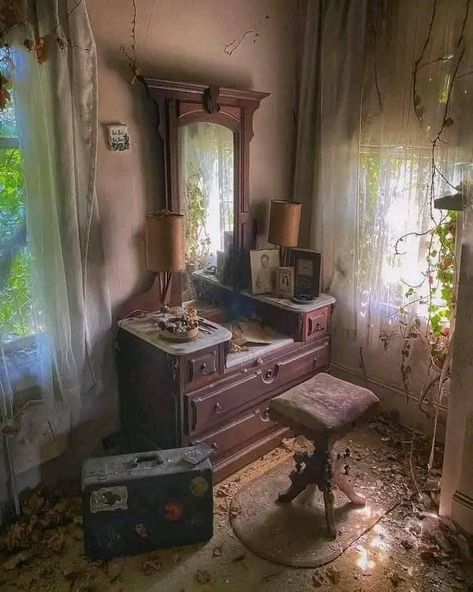 •Discarded and forgotten in an old... - Abandoned Places Old Victorian Homes Abandoned Mansions, Abandoned Virginia, Ruins Architecture, Mansion Rooms, Creepy Old Houses, Old Abandoned Buildings, Old House Interior, Abandoned Town, Paddy Kelly