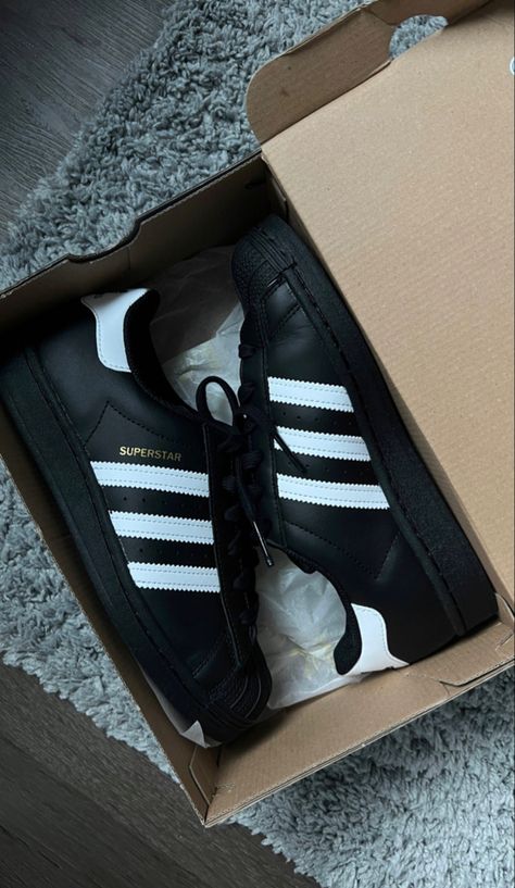 Adidas Superstar Black, Adidas Superstars, Shoe Wishlist, Stunning Shoes, Brown Handbag, Swag Shoes, Trendy Sneakers, Boy Shoes, Dream Shoes