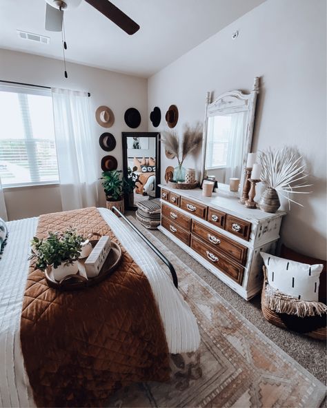 Hobo Home Decor Living Rooms, Couples Bedroom Ideas With Vanity, Decor For Minimalist Bedroom, Modern Farmhouse Western Decor, Midwest Bedroom Decor, Big Farmhouse Bedroom Ideas, Western Masterbed Room, Brown Rust Bedding, Minimalist Ranch House Decor