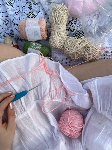 Crochet Picnic, Lovegood Aesthetic, Luna Lovegood Aesthetic, Aesthetic Harry Potter, Crochet Aesthetic, Aesthetic Crochet, Crochet Girls, Jk Rowling, Luna Lovegood