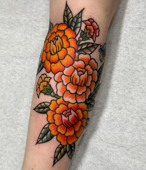 American Traditional Marigold Tattoo, Merigold Aesthetic Flower Tattoo, Traditional Marigold Tattoo, Trad Flower Tattoo, Marigold Tattoos, Color Flower Tattoo, Marigold Flower Tattoo, Marigold Tattoo, Dahlia Tattoo