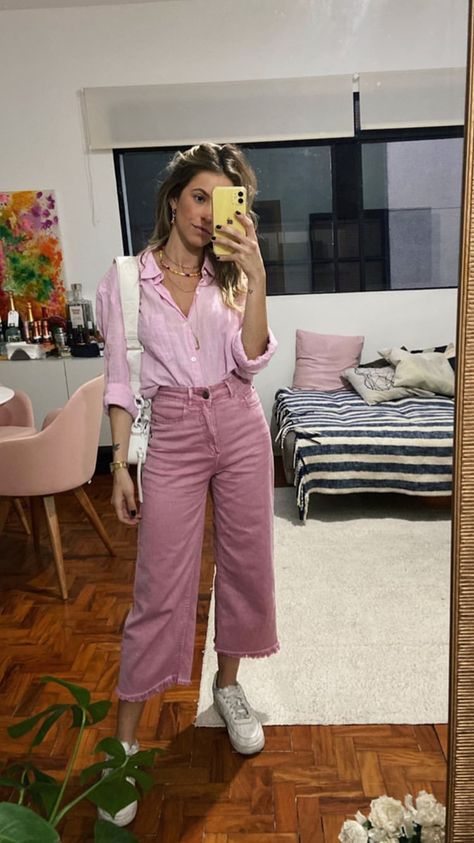 Pink Jeans Outfit, Pink Culottes, Wide Leg Jeans Outfits, Pink Pants Outfit, Causal Chic, Culottes Outfit, Dress And Sneakers Outfit, Jeans Rosa, Outfits Con Jeans