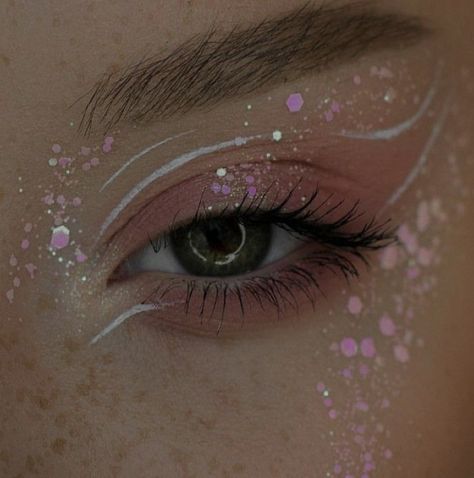 Flora Aesthetic, Melanie Martinez Makeup, Makeup With Eyeshadow, Fairy Make-up, Peachy Lip, Club Makeup, Applying Eyeshadow, Concert Makeup, Fairy Garden Ideas