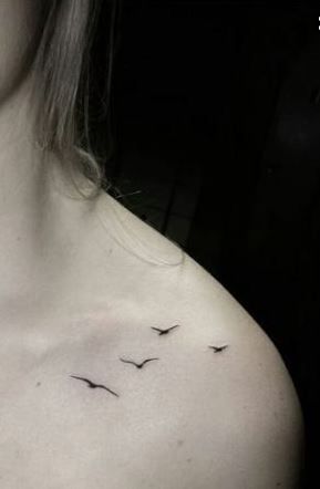 Pretty Tiny Tattoos, Small Bird Tattoos For Women Simple, Simple Birds Tattoo, Collar Bone Tattoo Birds, Tiny Bird Tattoos For Women, Bird Collar Bone Tattoo, Small Bird Tattoos For Women, Tiny Bird Tattoo, Buraka Tattoo