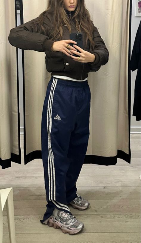 Model Off Duty Aesthetic, Mode Adidas, Track Pants Outfit, Walking Outfits, Shell Suit, Nylon Pants, Adidas Track Pants, Adidas Girl, Adidas Outfit