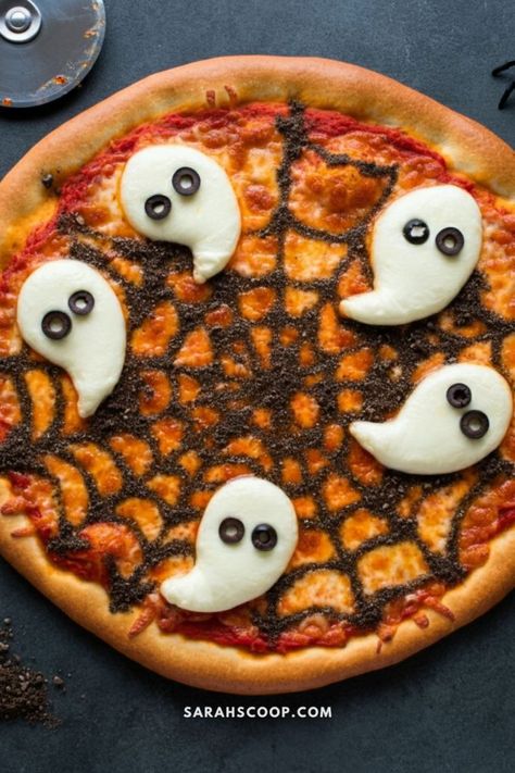 Don't miss out on these spooky and delicious pizza ideas for Halloween! Ghost Pizza Halloween, Halloween Pizza Ideas, Halloween Pizza Recipes, Spooky Pizza, October Meals, Ghost Pizza, Pizza Halloween, Halloween Mad, Pumpkin Pizza