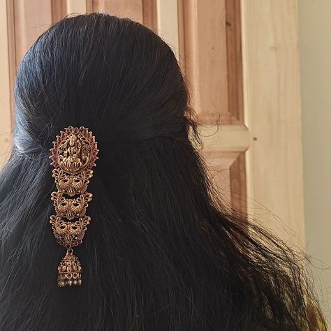 " Jada billa" Rs499/- Each Ladies come let's Style this hair accessories to look more Ethnic in your Outfit . To Place Order Dm @gaanafashion . . . #jadabilla #hairaccessories #traditionalcollection #bridesmaids #mysorejewels #gaanafashion Hairstyle With Accessories Indian, Hair Accessories Indian Wedding, Hair Accessories For Indian Bride, Hair Jewellery Indian, Latest Hair Accessories Indian, South Indian Hair Accessories, Diamond Jada, Jada Designs, Hair Accessories Indian