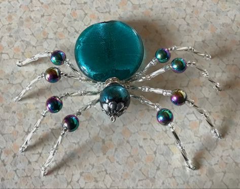 Insect Jewelry Diy, Bead Spiders, Bead Bugs, Beaded Insects, Christmas Spiders, Halloween Jewelry Diy, Glass Bead Crafts, Wire Jewelry Patterns, Spider Crafts