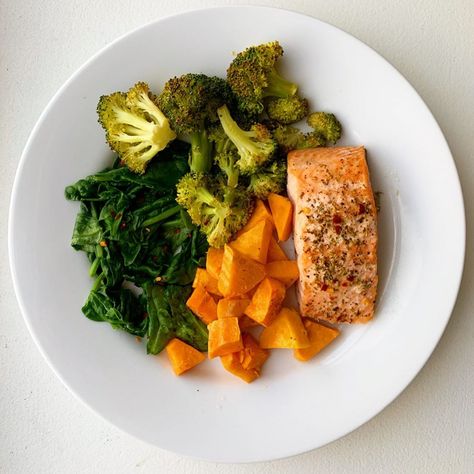 Food College, Longevity Recipes, Healthy Lifestyle Food, Healthy Foodie, One Pan, Baked Salmon, Healthy Fruits, Bottoming Shirt, Instagram Food