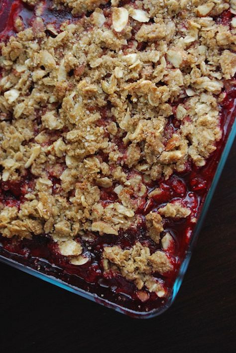 Cranberry Apple Crisp, Raspberry Crisp, Raspberry Rhubarb, Easy Holiday Desserts, Rhubarb Desserts, Rhubarb Crisp, Cranberry Apple, Raspberry Recipes, Dessert Aux Fruits