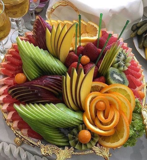 Cake Made Of Fruit, Healthy Thanksgiving Sides, Caprese Bites, Easy Fruit Salad Recipes, Fruit Platter Designs, Fruit And Vegetable Carving, Fruit Salad Easy, Amazing Food Art, Healthy Thanksgiving