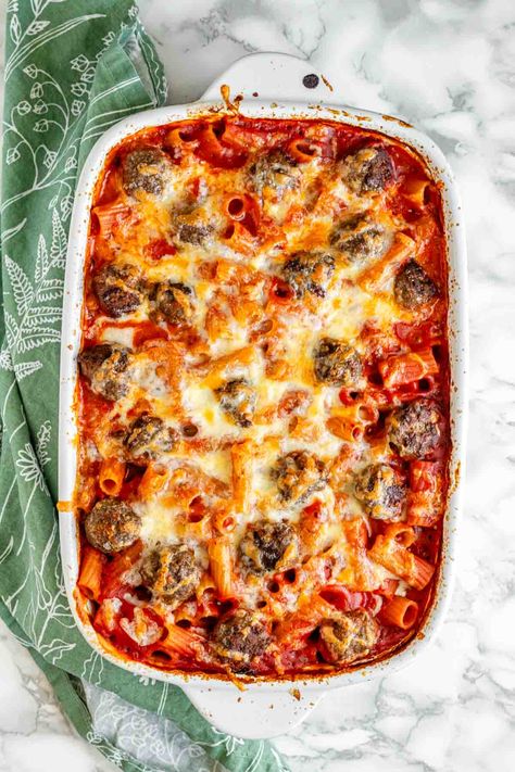 Craving a comforting and cheesy pasta bake? Try this easy and delicious cheesy meatball pasta bake! This simple no-boil recipe features tender homemade meatballs, pasta, and a rich tomato sauce, covered in melty sharp cheddar cheese. Perfect for busy weeknights or cozy weekend dinners! Meatball Pasta Bake Recipes, No Boil Pasta, Meatball Pasta Bake, Meatballs Pasta, Cheesy Pasta Bake, Easy Breakfast Casserole Recipes, Cheesy Meatballs, Sweet Potato Casserole Easy, Stuffed Pepper Casserole