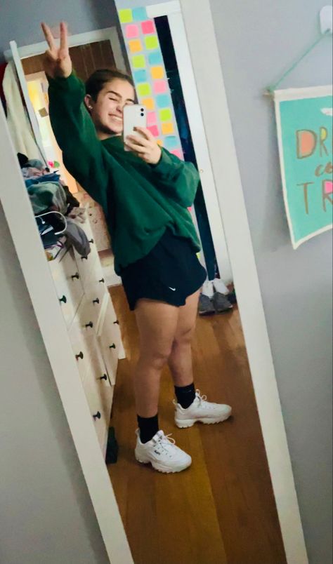 Nike Shorts Outfit Aesthetic, Athletic Shorts Outfit Casual Summer, Long Athletic Shorts Outfits, How To Style Black Athletic Shorts, Workout Shorts Outfit Casual, Outfits With Sport Shorts, Sport Short Outfits, Athlete Outfits For School, How To Style Nike Shorts