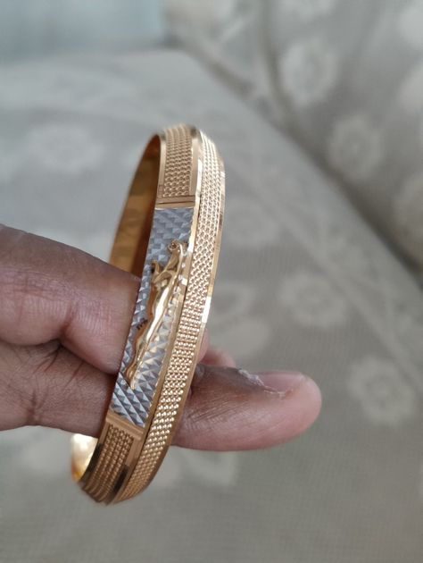 Punjabi Kada, Kada Design, Mens Bracelet Gold Jewelry, Man Gold Bracelet Design, Gents Bracelet, Mens Bangles, Gold Bangles For Women, Kitchen Modular, Curly Hair Videos