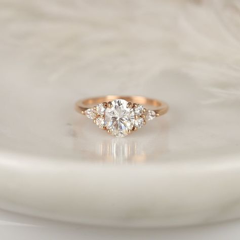 Rosados Box on Instagram: “Can you picture yourself wearing this cluster beauty? Our Thea is completely diamond-free with lots of sparkle and shine from the…” Gorgeous Rings, Simple Engagement, Ring Rosegold, Oval Engagement Ring, Cute Engagement Rings, Future Engagement Rings, Oval Engagement, Forever One Moissanite, Cluster Engagement Ring