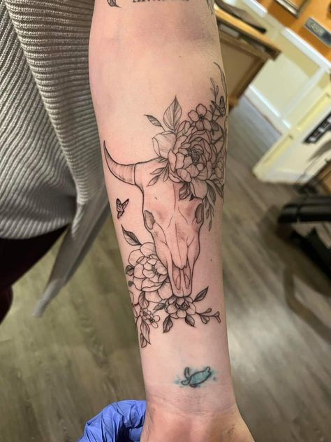 Female Sleeve Tattoos, Cow Skull Tattoo, Longhorn Tattoo, Skull Thigh Tattoos, Cow Skull Tattoos, Fine Line Floral, Floral Cow Skull, Sleeve Tattoos Ideas, Bull Skull Tattoos