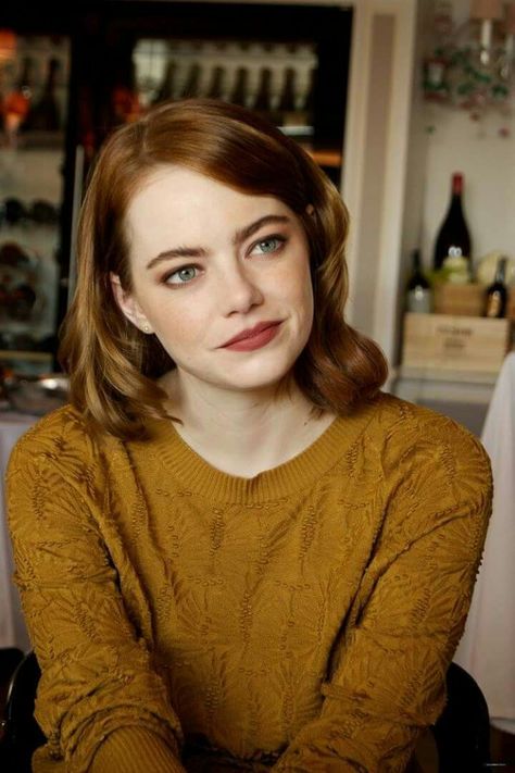 Emma stone beaded sweater Emma Stone Hair, Emily Stone, Sasha Pivovarova, Vanessa Paradis, Alicia Vikander, Venice Film Festival, Hot Hair Styles, Hair Easy, Lip Colour