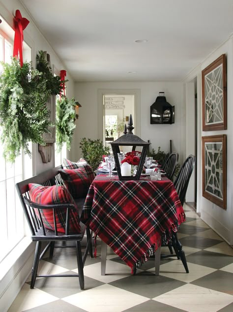 Natal Country, Nora Murphy Country House, Nora Murphy, Tartan Christmas, Christmas Decor Inspiration, Hus Inspiration, Christmas Tablescapes, Christmas Dining, Christmas Table Settings