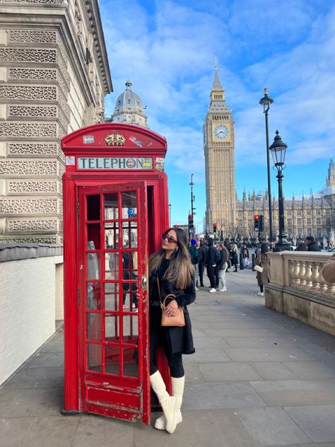 London ❤️ Big ben ☎️ #london #bigben #buckingham #england #instagram London Telephone Booth Pose, Uk Instagram Pictures, Poses In London, Big Ben Photo Ideas, London Photo Ideas Instagram, London England Outfits, London Poses Photo Ideas, London Eye Aesthetic, London Photography Instagram