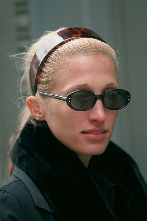 Why Carolyn Bessette-Kennedy should be your next style muse Riviera Chic, Carolyn Bessette, Manolo Blahnik Sandals, Elegante Y Chic, Jfk Jr, Black Tie Gala, Style Muse, 1990s Fashion, Wearing Sunglasses