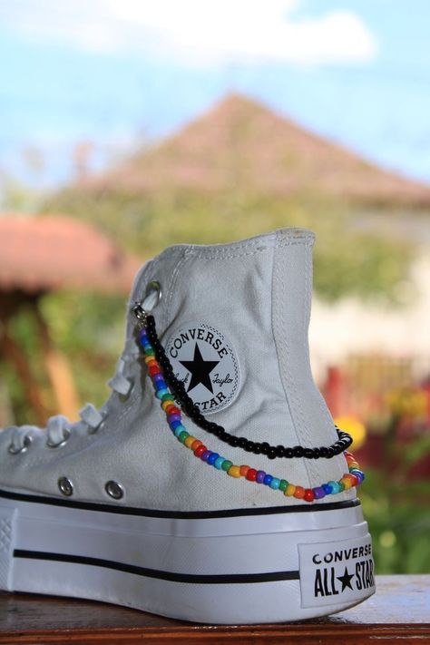 Shoe Strap Beads Converse, Beaded Laces On Shoes, Converse Designs Diy, Beaded Shoe Charm, Beaded Shoes Laces, Mode Converse, Cool Converse, Converse Design, Pulseras Kandi