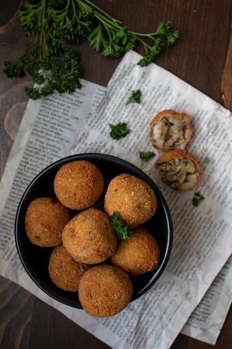 Flavourful fish based appetizer, sure to please a crowd! Sri Lankan Appetizers, Sri Lankan Cutlets, Fried Cutlets, Sri Lankan Food, Fish Cutlets, Fish Fried, Cooking Theme, Sri Lankan Recipes, Cooking Healthy