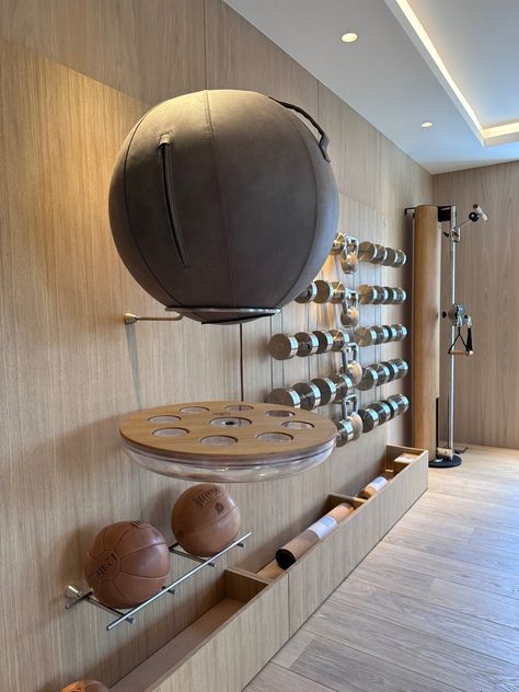 Beautiful Home Gym, Gym Storage Wall, Fitness Room Design, Alternative Luxe, Gym Equipment Storage, Fitness Interior, Luxury Home Gym, Home Gym Storage, Studio Gym