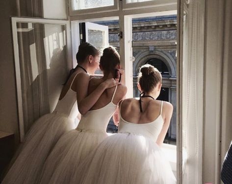 Swan Lake Ballet, Angelina Ballerina, Ballet Pictures, Ballet Beauty, 파티 드레스, Dancing Aesthetic, Ballet Girls, Pointe Shoes, Ballet Slippers