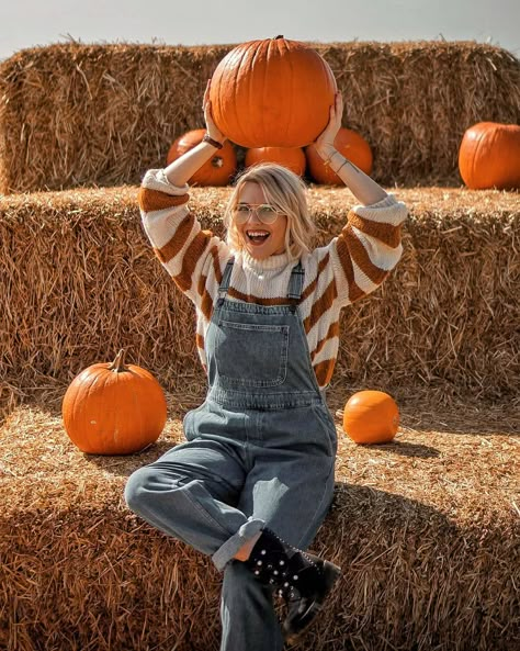 Fall Photos With Pumpkins, Pumpkin Patch Photoshoot Outfits, Pumpkin Farm Pictures, Autumn Photoshoot Outfits, Farm Outfit Ideas, Pumpkin Farm Outfit, Fall Outfits Orange, Pumpkin Photo Shoot, Pumpkin Village