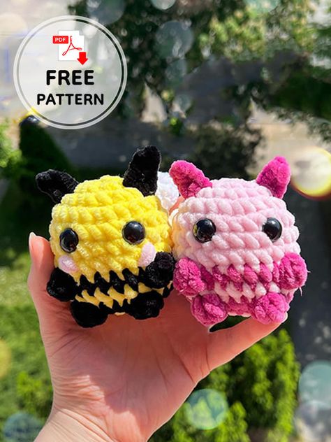 Plushie Crochet Bumble Bee Keychain Free Pattern Amigurumi Bee Keychain, Crochet Amigurumi Bee Free Pattern, Crochet Antenna, Crochet Bee Plushie Pattern, Mini Plush Amigurumi, Bee Keychain Crochet, Free Crochet Bee Pattern, Free Bee Crochet Pattern, Free Mini Amigurumi Patterns