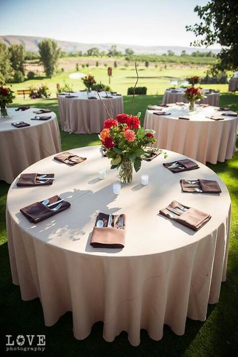 Brown Table Cloth Decor, Round Table Linen Ideas, Tan Tablecloth Wedding, Brown Napkins Wedding, Brown Party Table Decor, Table Setting For Buffet Wedding, Wedding Table Napkin Ideas, Fall Centerpieces Wedding, Table Setup Wedding