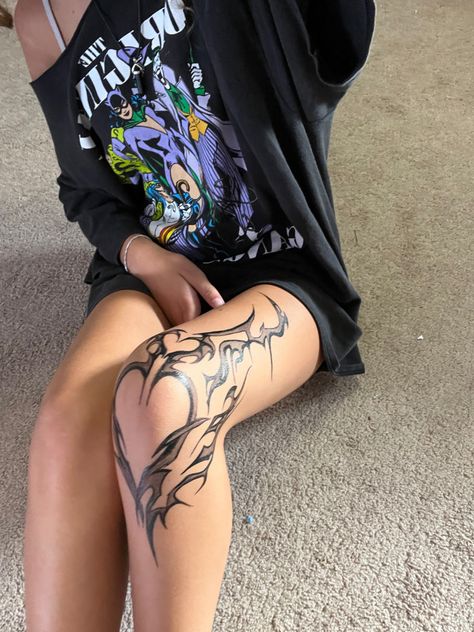 Gothic Knee Tattoos Women, Legs Patchwork Tattoo, Writing Above The Knee Tattoo, Cover Up Knee Tattoo, Hardcore Tattoos For Women, Thigh Tattoos Women Cybersigil, Heart Around Knee Tattoo, Leg Tattoo Inspo Women, Scraped Knees Tattoo