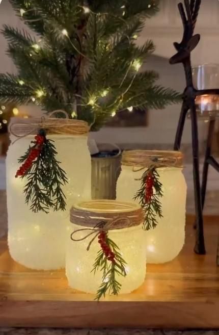 Mason Jar Decorating, Mason Jar Christmas Crafts, Christmas Decorations Diy Crafts, Dollar Store Christmas Crafts, Amazing Crafts, Handmade Christmas Crafts, Christmas Centerpieces Diy, Christmas Themes Decorations, Christmas Mason Jars