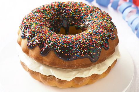 Donut cake! The perfect shape for those of us with a sweet tooth http://www.taste.com.au/recipes/22153/donut+cake Donut Cake Recipe, Pudding Recept, Donut Birthday Cake, Strawberry Shortcake Trifle, Donut Cake, Bolo Fit, Doughnut Cake, Shaped Cake, Trifle Recipe