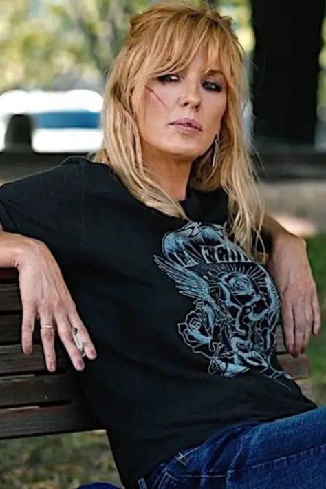 You can buy the Beth Dutton vintage t-shirt on Amazon for an easy Beth Dutton DIY costume. Pair with black jeans. Click link to view on Amazon. Beth Dutton Costume Ideas, Beth Dutton Outfits, Dutton Outfits, Beth Dutton Style, Yellowstone Outfits, Kelly Reilly, Beth Dutton, Sophisticated Outfits, Medium Long Hair