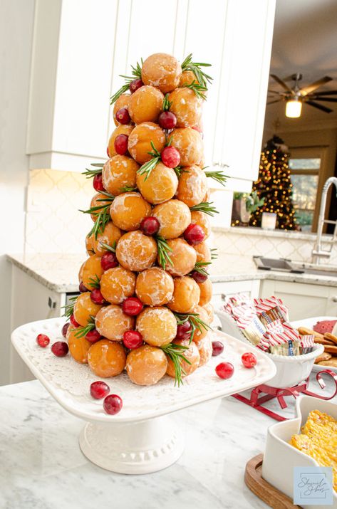 Christmas Theme Brunch Ideas, Teacher Holiday Breakfast, Christmas Ladies Brunch, Friend Christmas Party Food, Breakfast Bar Ideas Food Brunch Party Christmas Morning, Christmas Morning Breakfast Finger Foods, Brunch Holiday Party, Christmas Crowd Food, Santa Brunch Ideas