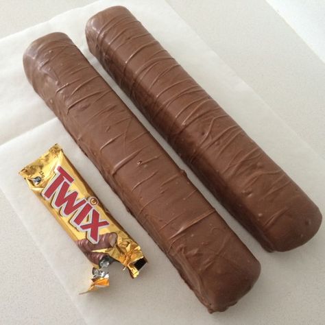 Giant Twix Bar, Giant Sweets, Twix Chocolate, Twix Bar, Giant Chocolate, Giant Candy, Thermomix Desserts, Giant Food, Bar Recipe