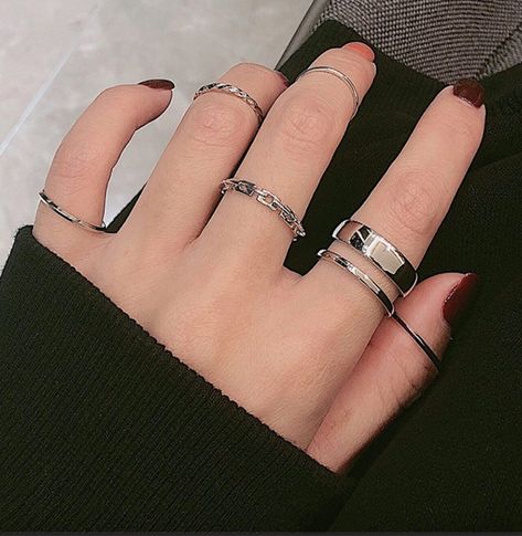 Accesories Aesthetic Silver, Perfect Hands Aesthetic, Ring Girl Aesthetic, Silver Aesthetic Rings, Hand Accessories Aesthetic, Rings Aesthetic Women, Aesthetic Rings Vintage, Silver Jewelry Aesthetic Rings, Silver Rings Aesthetic Vintage