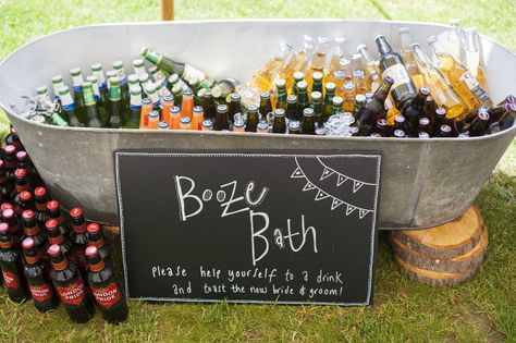 Bottle filled Booze Bath | Source Images | http://www.rockmywedding.co.uk/sarah-oli/ Tropisk Fest, Prosecco Bar, Rustic Wedding Decorations, Reception Food, Wedding Reception Food, Popcorn Bar, Festa Party, Wedding Drink, Rustic Barn Wedding