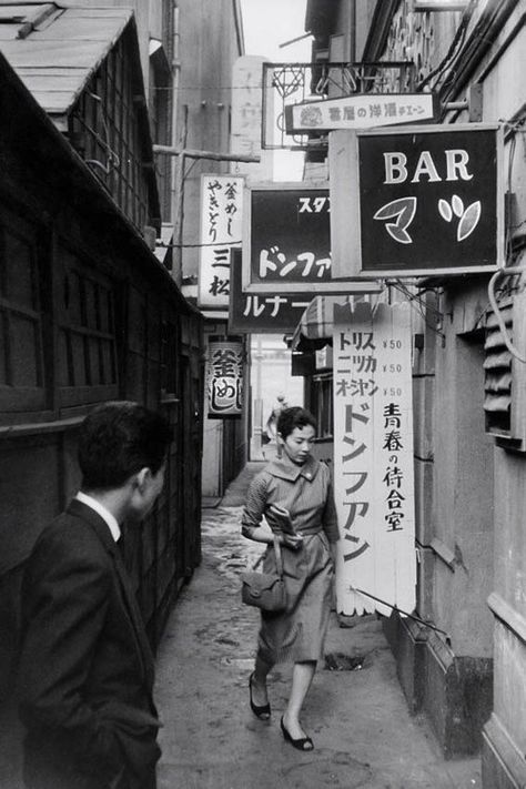 At first sight Marc Riboud, Tokyo Photos, French Photographers, Foto Vintage, Foto Art, Magnum Photos, Black And White Photo, Vintage Japan, Bratislava