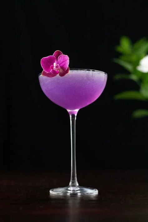 Peach Violet Empress Gin Sour - Moody Mixologist Fresh Peach Syrup Recipe, Moody Mixologist, Empress Gin, Purple Drink, Purple Cocktails, Gin Sour, Liquor Recipes, Gin Recipes, Gin Cocktail Recipes