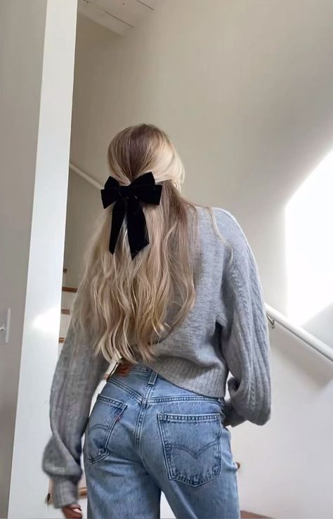 @kendrawilsonn
#outfits #bow #bows #hairstyles #blondehair #jeans #greysweateroutfit #hairideas Bow Girl Aesthetic Outfits, White Hair Bow Outfit, Trendy Bow Hairstyle, Fall Bow Hairstyles, Ways To Wear Bows In Your Hair, Hair Bows Outfit, Outfit With Hair Bow, Bow Hair Outfit, Hair Bow Outfit Aesthetic